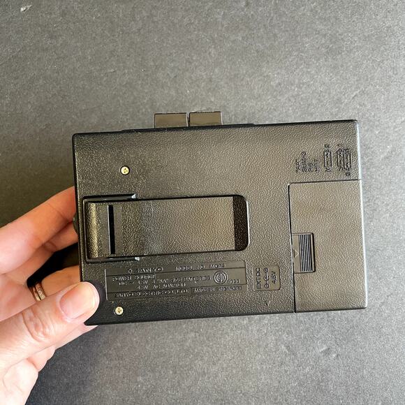 PARTS REPAIR ONLY Vintage Sanyo MGP9 Portable Cassette Player - Picture 6 of 9